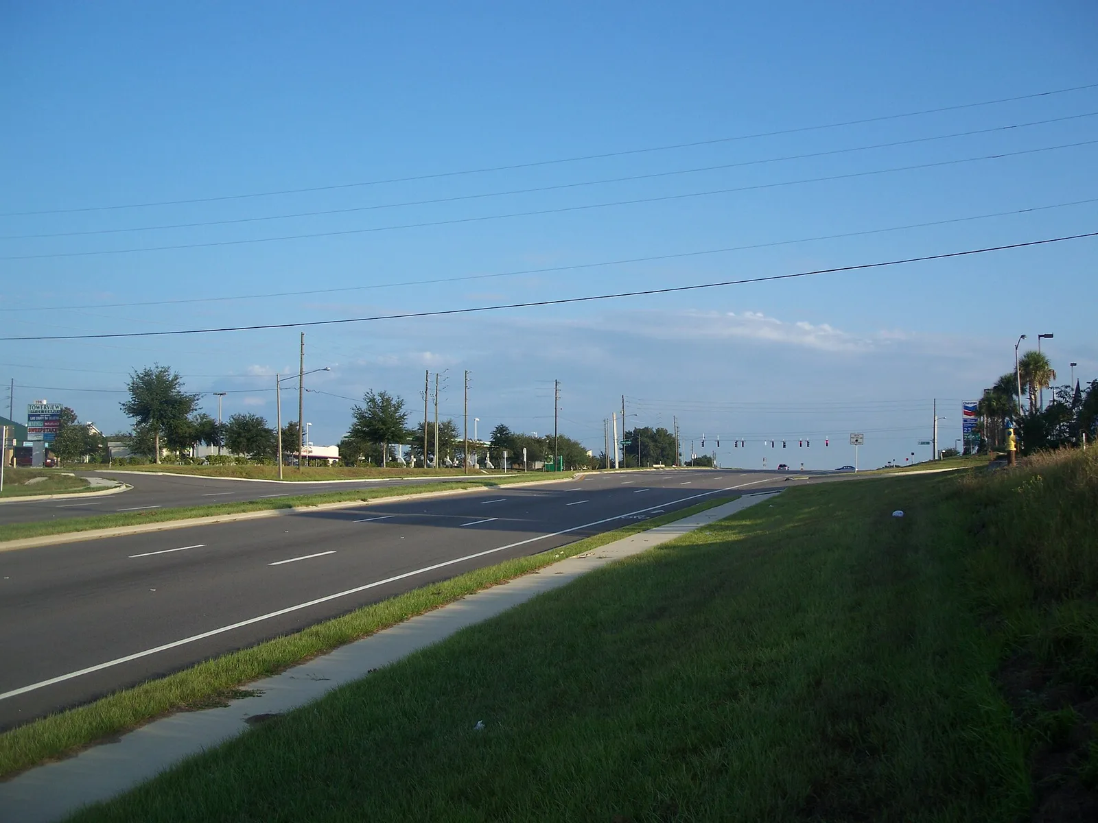 U.S. 27 heading north through Clermont's shopping and restaurant corridor.